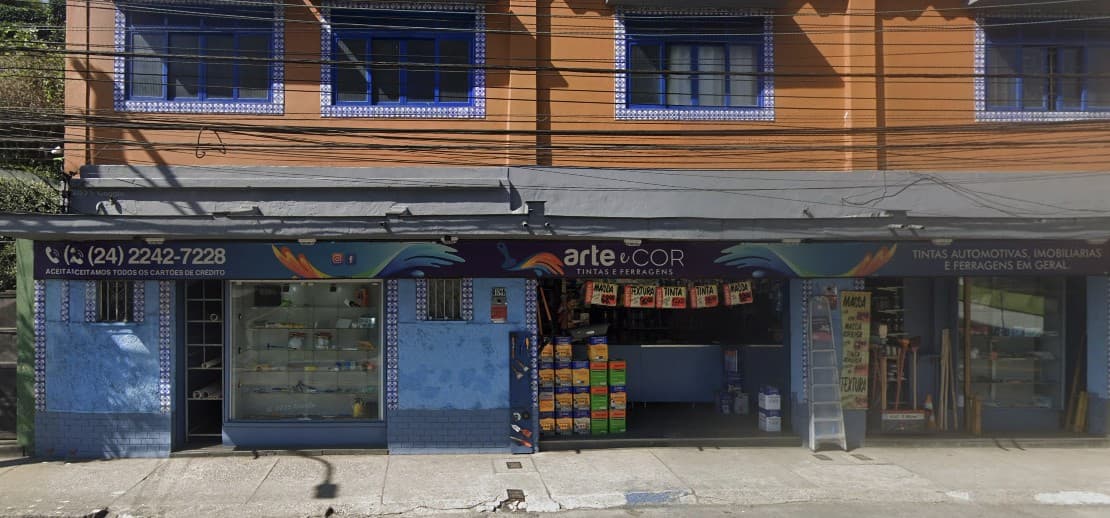 Fachada da loja vista da rua, com letreiro e portas abertas