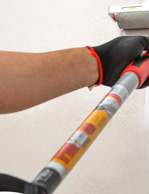 Pintor usando rolo com extensor da linha Duplo Profissional Atlas